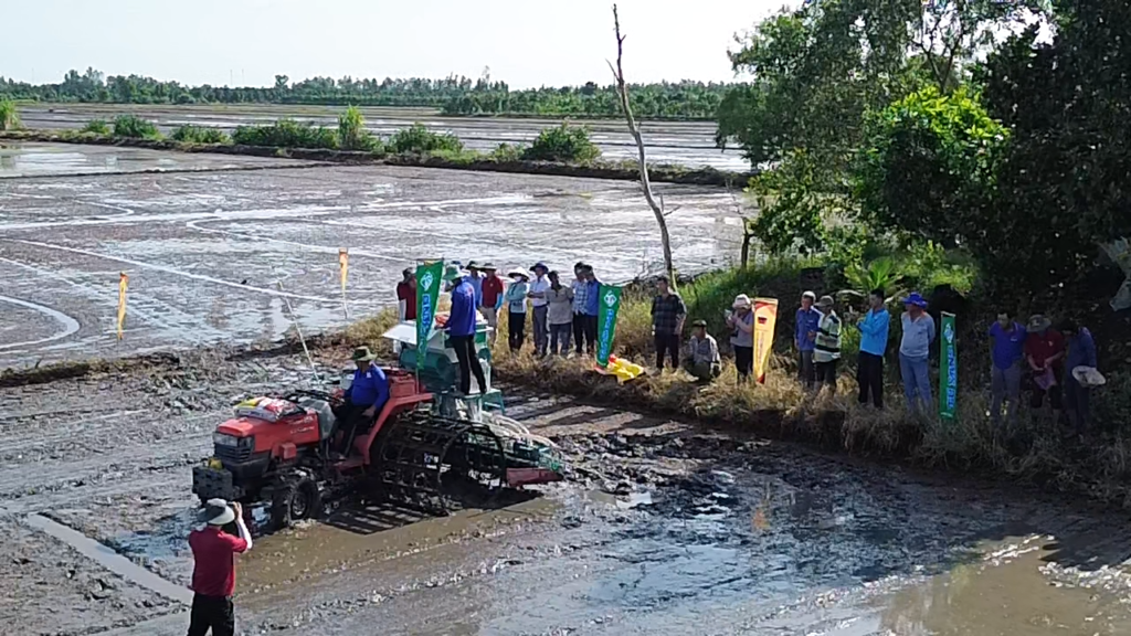 Tân Thạnh áp dụng máy sạ hàng và bón phân trong nông nghiệp